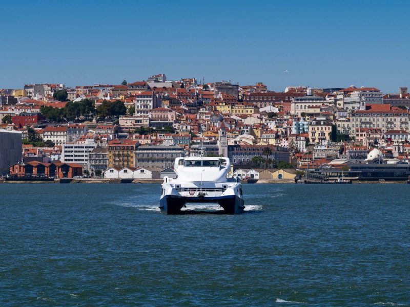With equipment from Zinus as part of ABB’s integrated scope the Portuguese ferry company Transtejo S.A. is electrifying three ferry routes across the Tagus River in Lisbon. This means emission-free transport for the 19 million passengers who use these crossings annually.